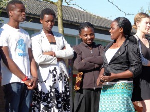 Vorne, 2. von rechts: Enigenja Mbwambo (Enny), Schulleiterin der Primary School Kalusese.